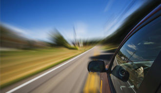 Suspensão imediata do direito de dirigir em caso de excesso de velocidade superior a 50% é constitucional